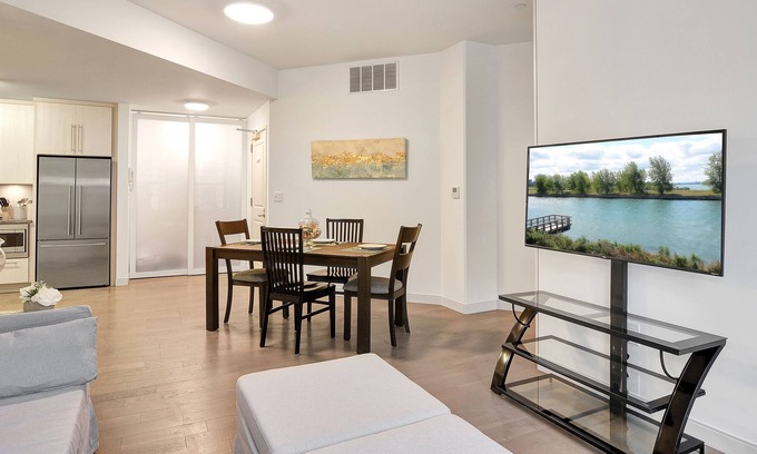 Downtown Buffalo Appartement | Sleek Buffalo /Niagara Condo with free parking- 9 mins to Buffalo General Hospital