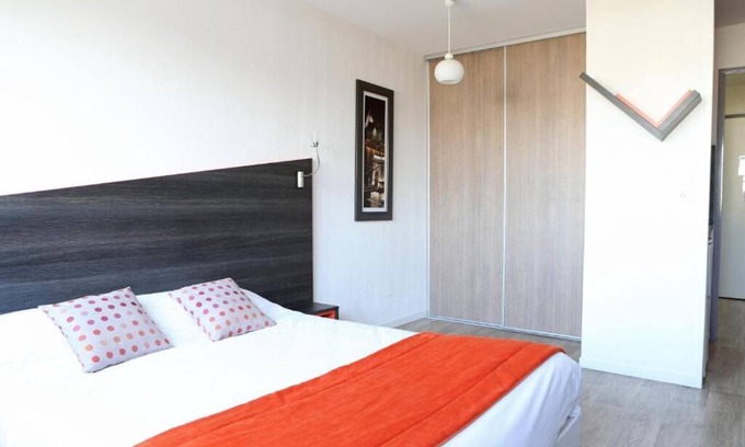 Chevilly-Larue Hôtel | Sleek City Flat with Elevator Access Near Orly Airport - Kitchenette