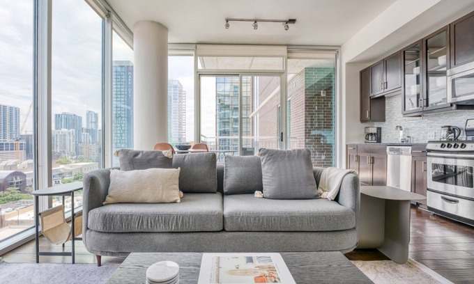 Waller Creek District Appartement | Sleek Downtown Austin 1BR w/ Gym, Pool & W/D, nr Rainey St, by Blueground