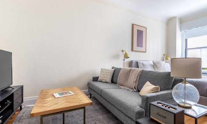 Theatre District Appartement | Sleek Downtown Studio w/ W/D, Doorman, nr. Boston Common, by Blueground