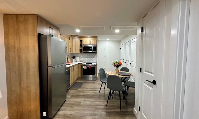 Southwest Edmonton Maison | Sleek Guest Retreat | 16 - 20 mins to YEG & WEM | Cozy Comfort