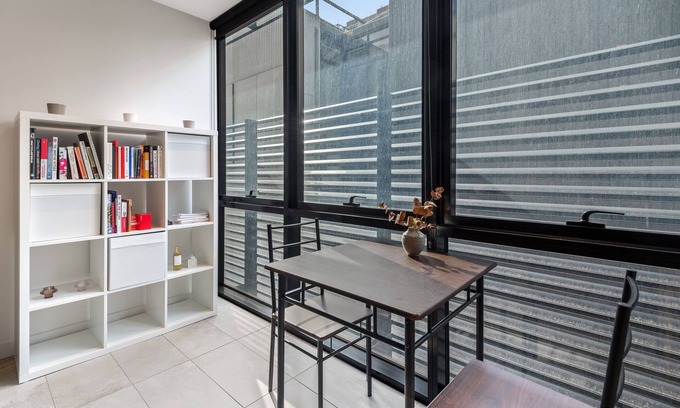 Collingwood Appartement | Sleek Inner-City 1-Bed Pad with Pool & BBQ