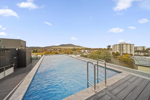 Dickson Appartement | Sleek Inner-City 2-Bed with Swimming Pool & BBQ