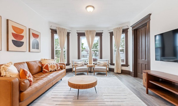 Westside Appartement | Sleek Space: Open & Airy, Close to Key Spots