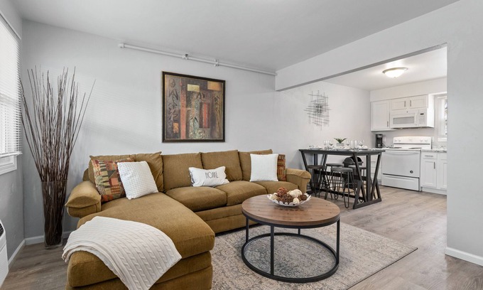 Appleton Appartement | Sleek & Spacious 2BR in Appleton – Queen Beds #A