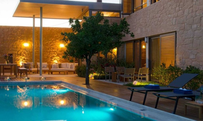 Kontomari Appartement | Sleek Stone House With Swimming Pool