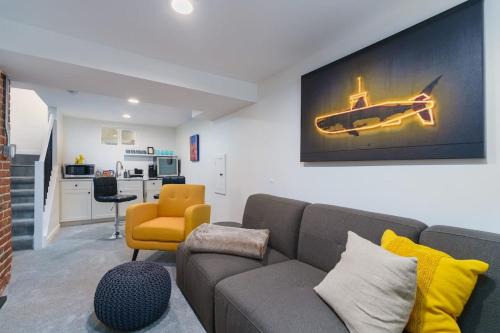 Congress Park Appartement | Sleek & Stylish Apt Steps From Bluebird Theater