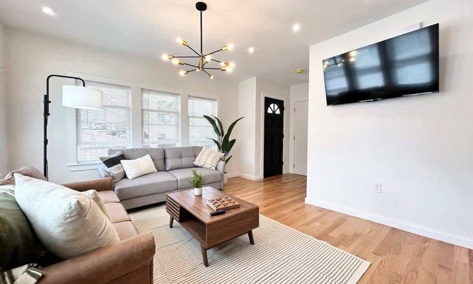 Arlington Appartement | Spotless and Modern Apt w/2Ba,W/D,King Bed,Parking
