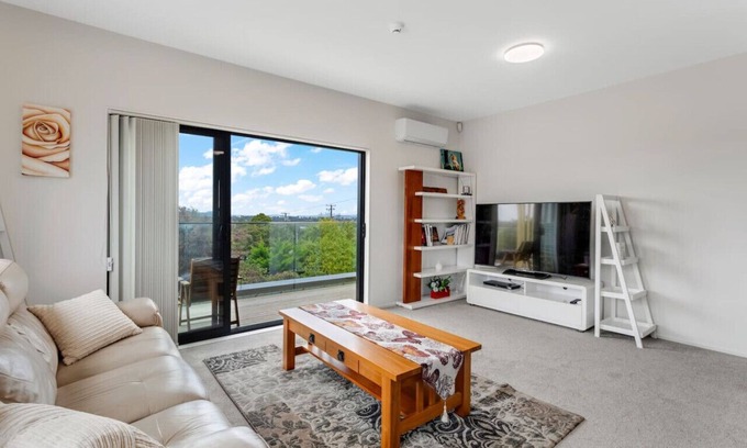 Massey Appartement | Sleek Vista Townhouse with Deck and Air-con