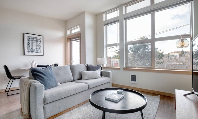 Wallingford Appartement | Sleek Wallingford 1BR w/ Lounge & W/D, nr shops & bars, by Blueground