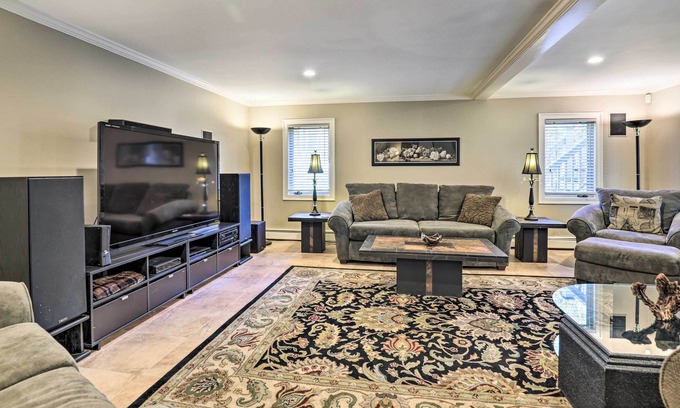 Byfield Appartement | Sleek West Newbury Apartment w/ Pool Access!