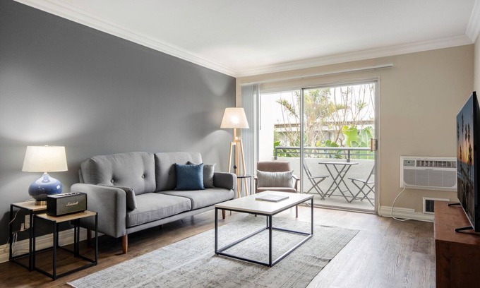 Palms Appartement | Sleek Westside 1BR w/Pool, Gym, Bball & Tennis Courts, by Blueground