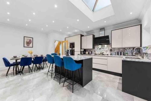Loxford Maison | Sleeps 10, CINEMA TV , 2 baths, 10 mins to Stratford