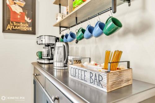 Brookfield Maison | Sleeps 10 + Coffee bar + Game Room + Train to CHGO