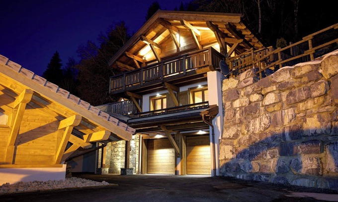Morzine Chalet De Ski | Sleeps 10 with Hot tub and spectacular mountain views