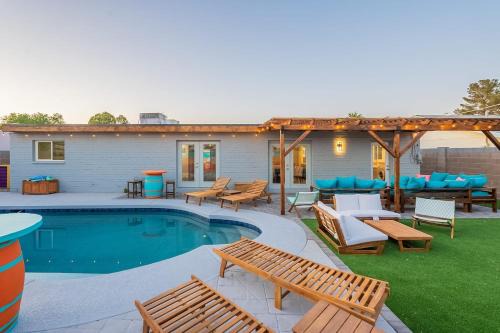 Parkcrest Maison | Sleeps 10 with pool All new everything