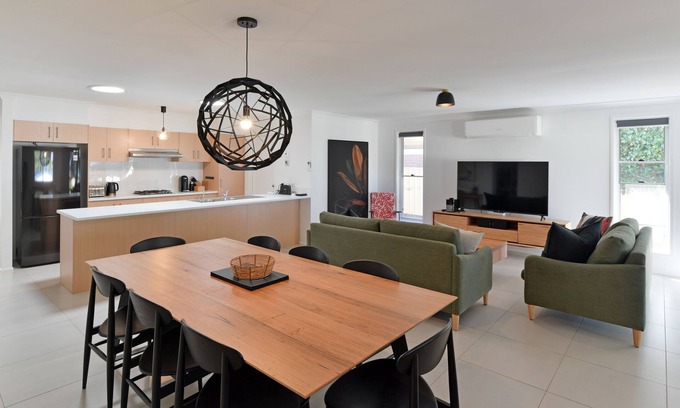 Manyana Maison | Sleeps 11. All linen and towels provided. Pets welcome. Lovely house.