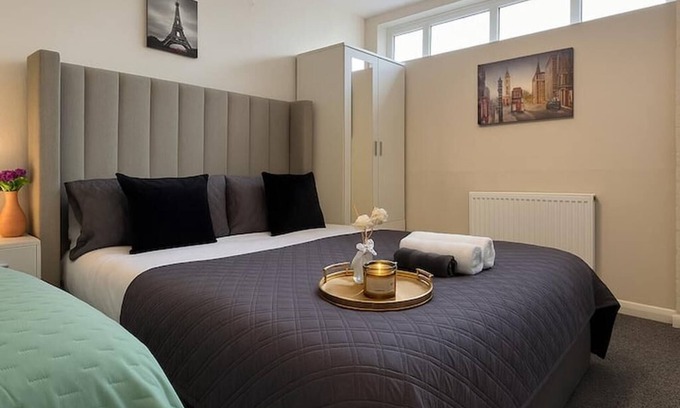 Island Gardens Maison | Sleeps 11 - Family and Contractor Home -Free Parking Near Canary Wharf, ExCel,O2