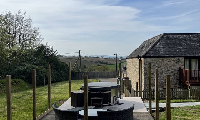 West Buckland Maison | Sleeps 12 - Converted Barn in Rural Location