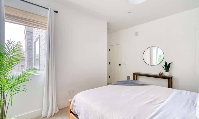 Humboldt Appartement | Exclusive Entire Floor ~ Instaworthy Local Art