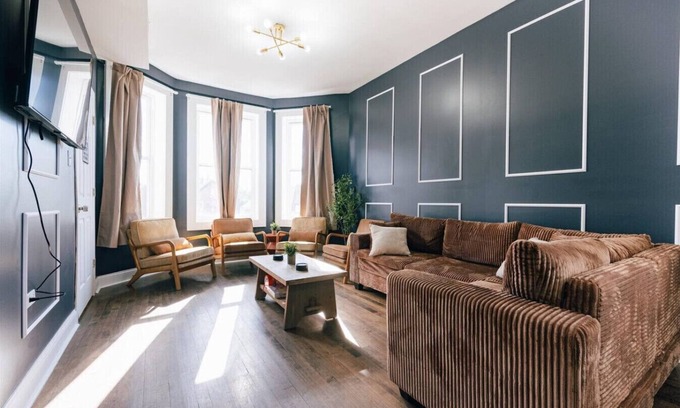 Little Village Appartement | Sleeps 12 - Games - 10 Min to