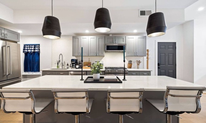 Central Northside Maison | Sleeps 12, Mxn Streets