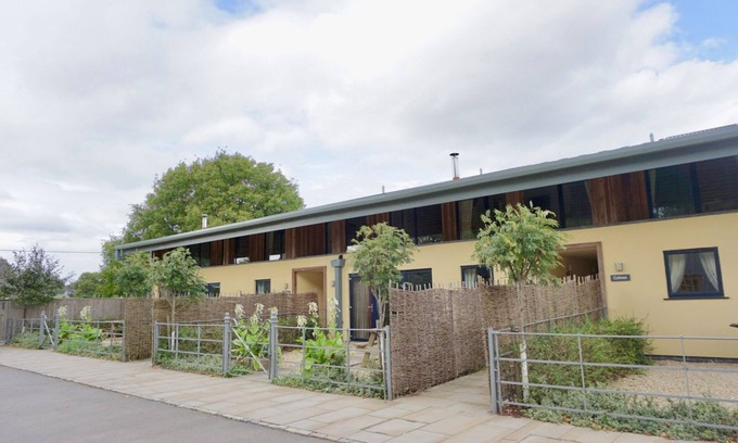 Chedworth Maison | Sleeps 14, 7 Bedrooms, 2 Dogs Welcome, No Smoking, Wood burner, Garden, Cot and Highchair, Children