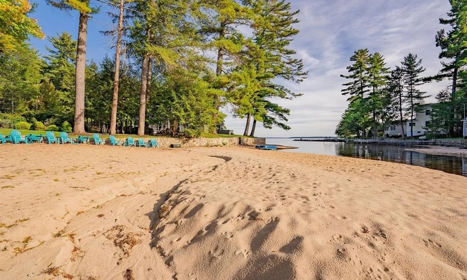 North Sebago Maison | SLEEPS 14 WITH A SANDY BEACH AND A DOCK