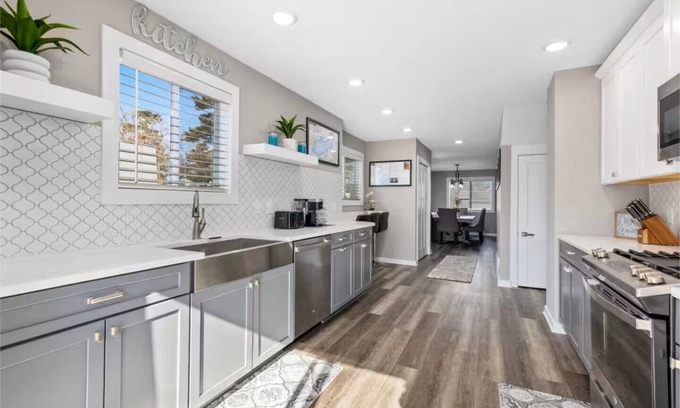 Crosby Maison | Sleeps 15! - EV Charger - 75" TV - Soaker Tub - 1 Block to Downtown Crosby!