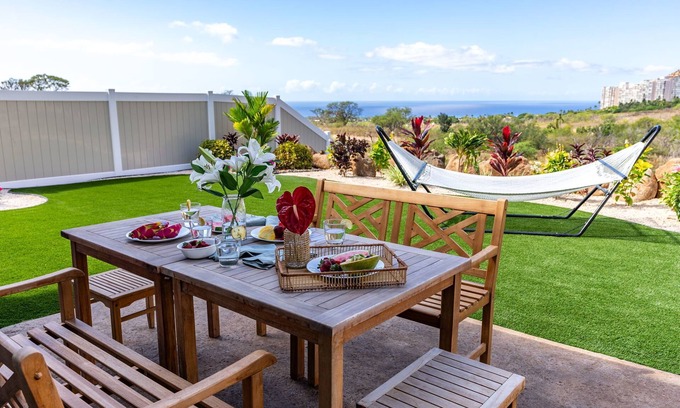 Makaha Valley Maison | Sleeps 16, 2 Homes | Ocean Views, Shared Pool + Gym, Near the Beach | AvantStay