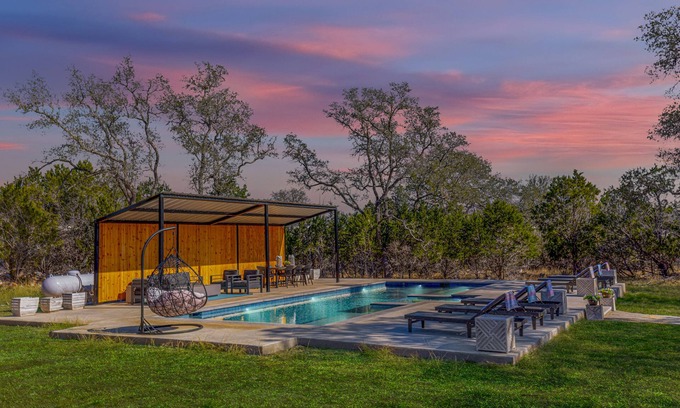 Dripping Springs Maison | Sleeps 18, Football Fave, Pool, Hot Tub, 2 Fire Pits