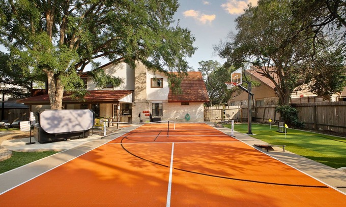 North San Antonio - SAT Maison | Sleeps 20~Sport Court~Heated Pool~Hot Tub~Putt Putt~Games