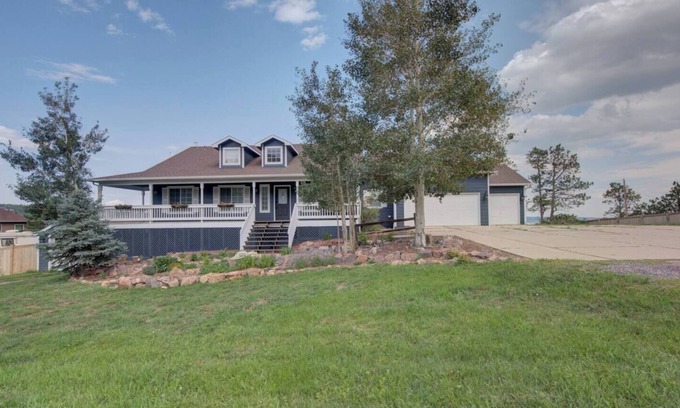 Palmer Lake Maison | Sleeps 25 Raspberry Mountain Farmhouse