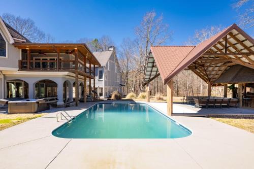 McDonald Maison | Sleeps 29 Pool Tiki Bar Gym Hot Tub Dogs Welcome
