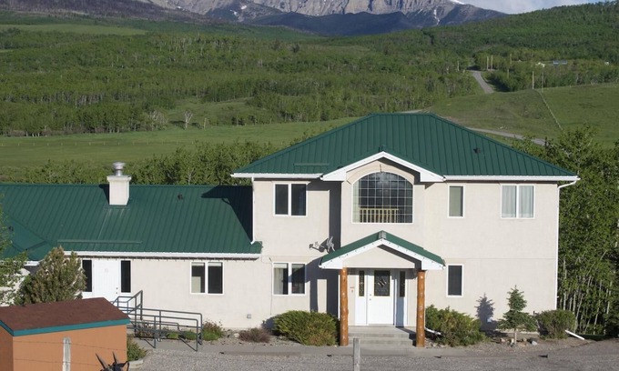 Division No. 3 Villa | Sleeps 32 - 5 mins. from Waterton - Whole House