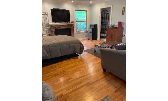 South Central Omaha Maison | Sleeps 4 Studio Heart of Omaha - Ralston Arena