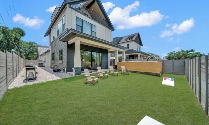 Riverside Maison | Sleeps 42!! 2 Pools & Game Room 11BR near Downtown