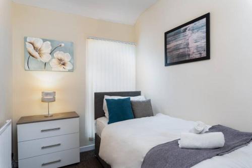 Cwmbrwla Appartement | Sleeps 5, Smart TV's in bedrooms