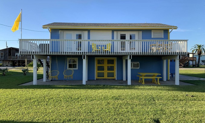 Jamaica Beach Cottage | Sleeps 7, 10 Min Walk to Beach, Cozy Family Home