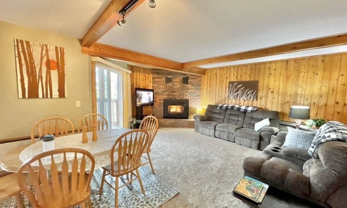 Hill City Maison | Early Bird discount. Sleeps 8. 3 Bedroom 2 Bath Better than any motel.
