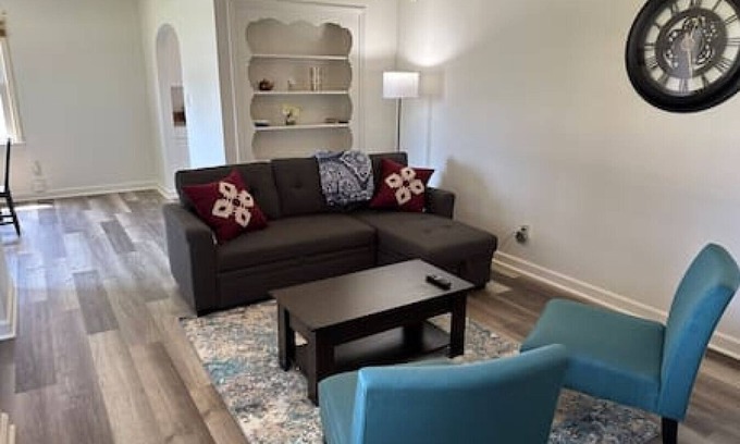 Boardman Maison | Sleeps 8, YSU, Fairgrounds, Wi-Fi, EV1, Remote