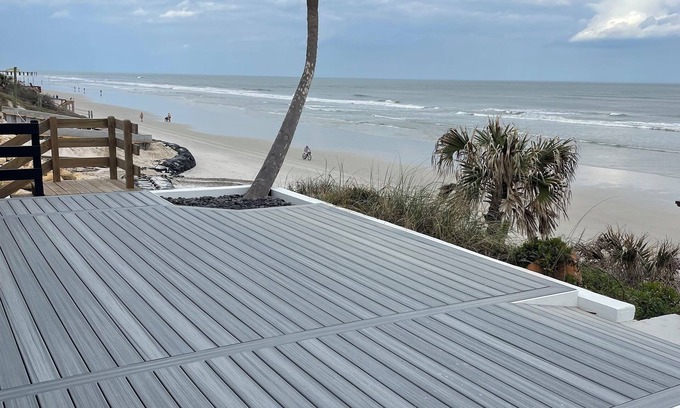 Wilbur-By-The-Sea Maison | Sleeps 9 right on the Beach.