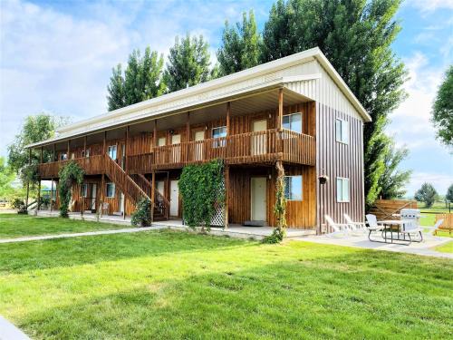 Jensen Maison | Sleeps up to 42 Private Clubhouse, Sand Volleyball, Playground, 6miles to Quarry