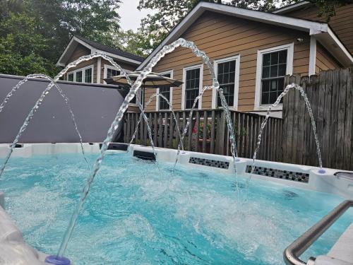 East Side Maison | Sleeps16, 11-Person Swim-Spa, 75" TV 4 Movie Nights, Spacious Home, Close To Downtown, Beltline, And Walk To Restaurants, 2-Person Bathroom Jacuzzi, Ping Pong