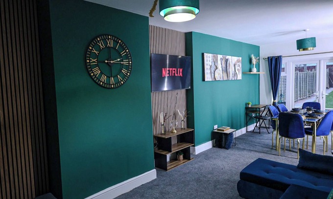 Hall Green Maison | Sleeps17 Bliss 7-Bedroom Luxury Escape Birmingham