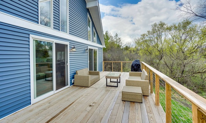 Athens Maison | Sleepy Hollow Lake Home w/ Deck, Pool Access!