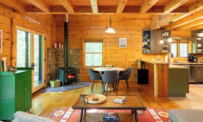 Athens Maison | Sleepy Hollow Lake: Lakefront Cabin +HOA Amenities