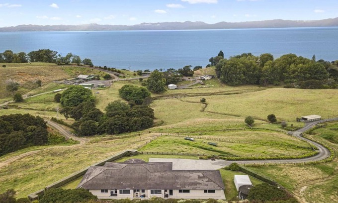 Whakatiwai Maison | SLICE OF HEAVEN IN KAIAUA WITH SEA VIEWS - BEACH & PARK WITHIN WALKING DISTANCE