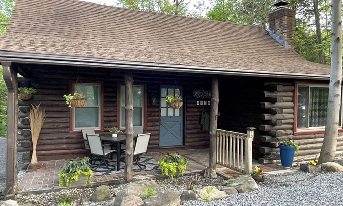 New Castle Cabine | Slippery Rock Cabin on the Creek. Close to McConnell’s Mill & Moraine St. Parks.