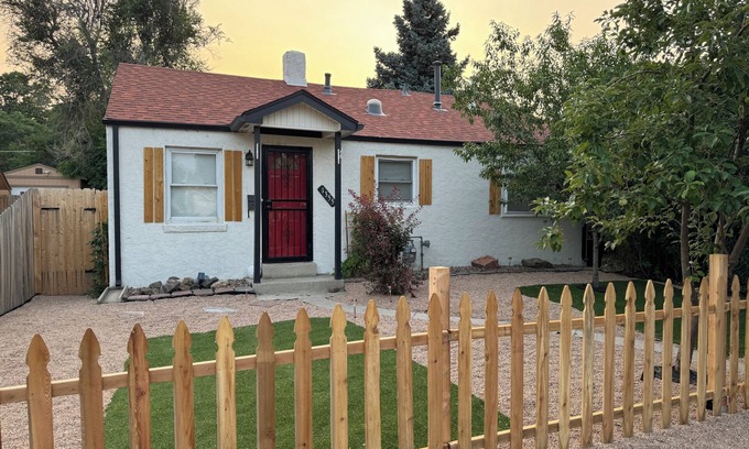 Lakewood Maison | Sloans lake bungalow close to Broncos stadium and downtown close to mountains